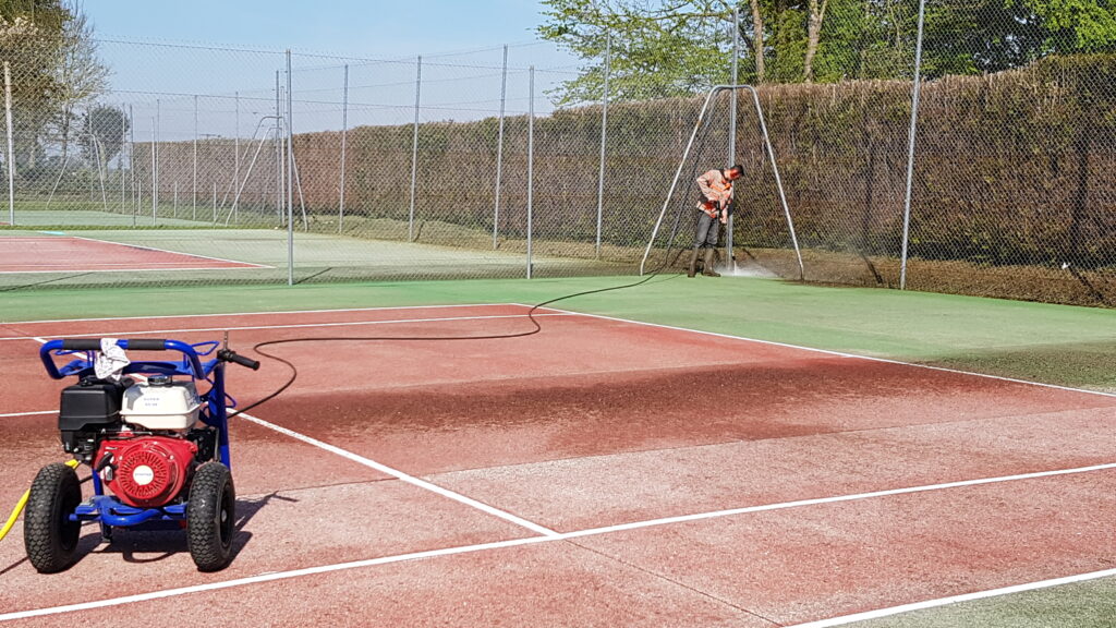 Nettoyage démoussage de court de tennis